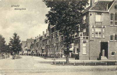 607 Gezicht in de Koningslaan te Utrecht met de huizen nrs. 79 (rechts)- lager; geheel rechts het hoekhuis Louise de ...